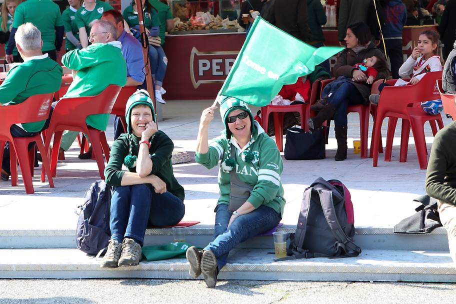 Una carrellata di coloratissimi tifosi irlandesi e italiani. Giornata di sole allo Stadio Olimpico, dove l&#39;attesa  alle stelle. Fama